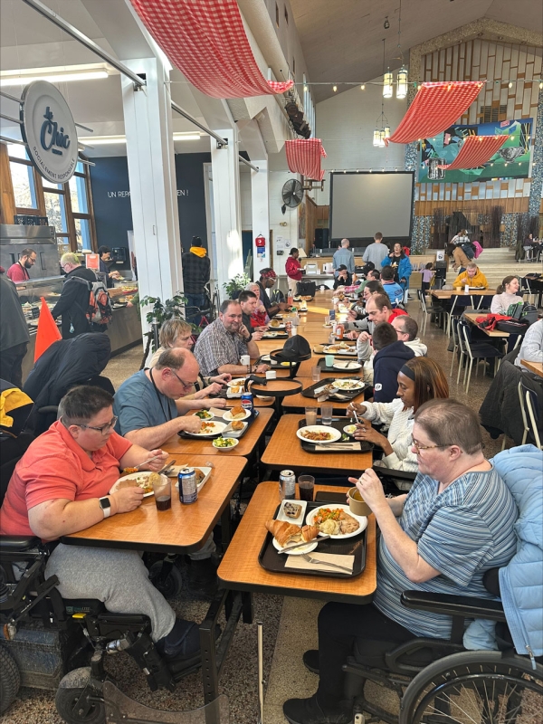 Participants dans une grande salle pour un souper