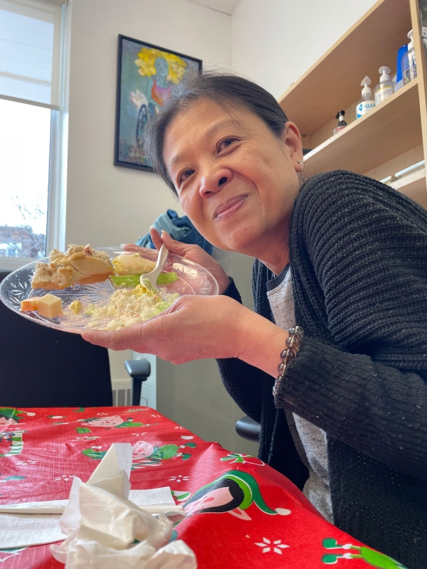 Un participant avec une assiette