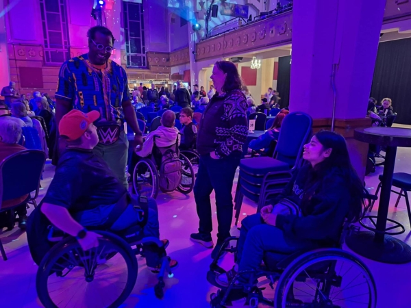 Des participants à une soirée