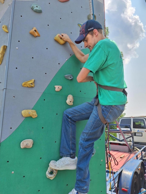 Un participant escalade un mur.
